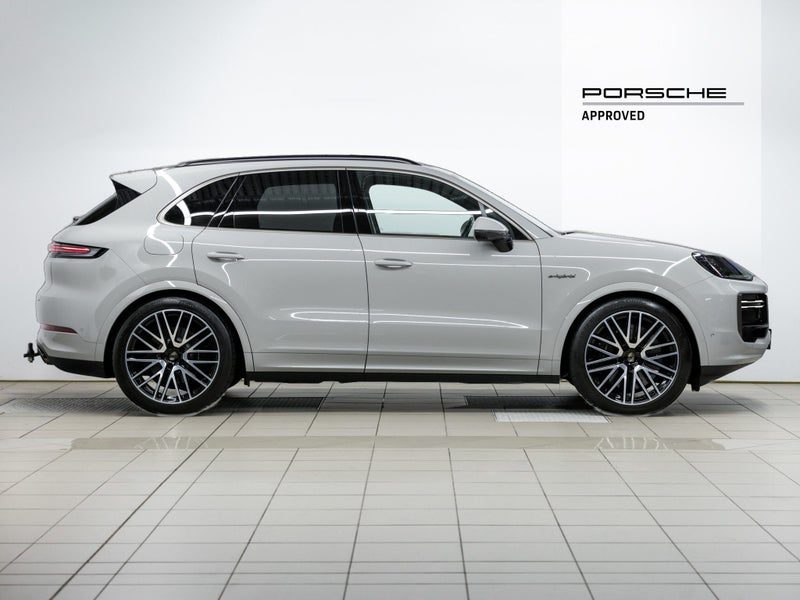 2025 Porsche Cayenne Turbo E-Hybrid (E3 II), photo 2