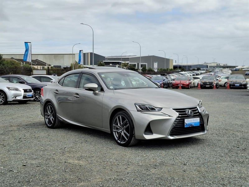 2017 Lexus IS 300h Hybrid