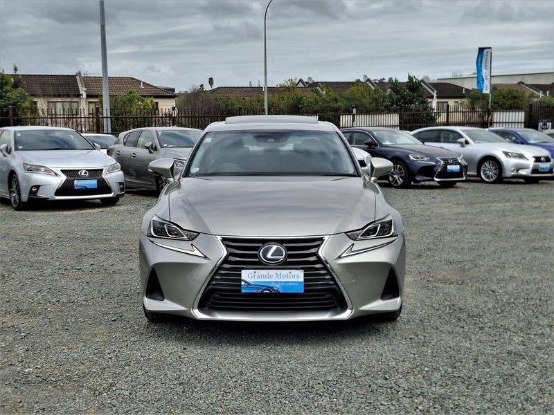 2017 Lexus IS 300h Hybrid, photo 2