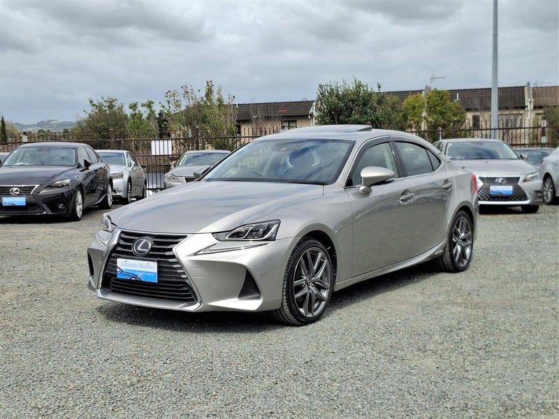 2017 Lexus IS 300h Hybrid, photo 3