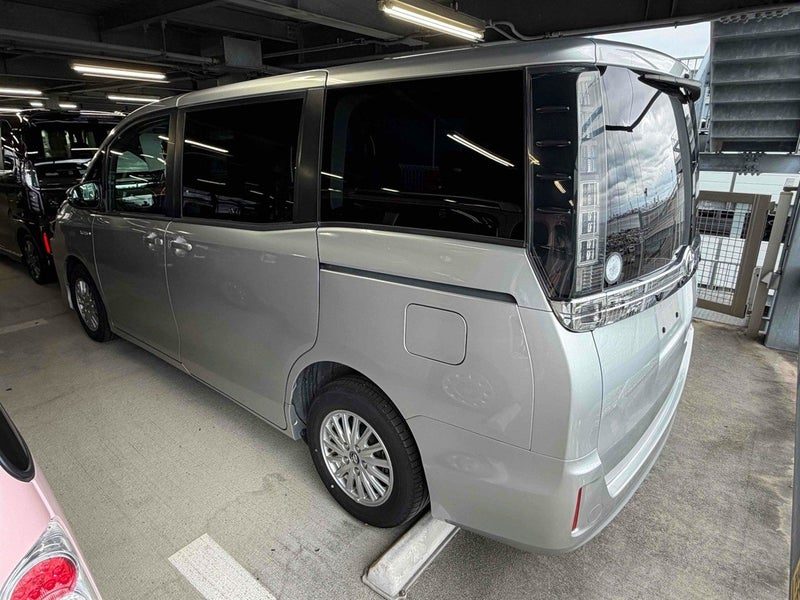 2014 Toyota Voxy X, photo 2