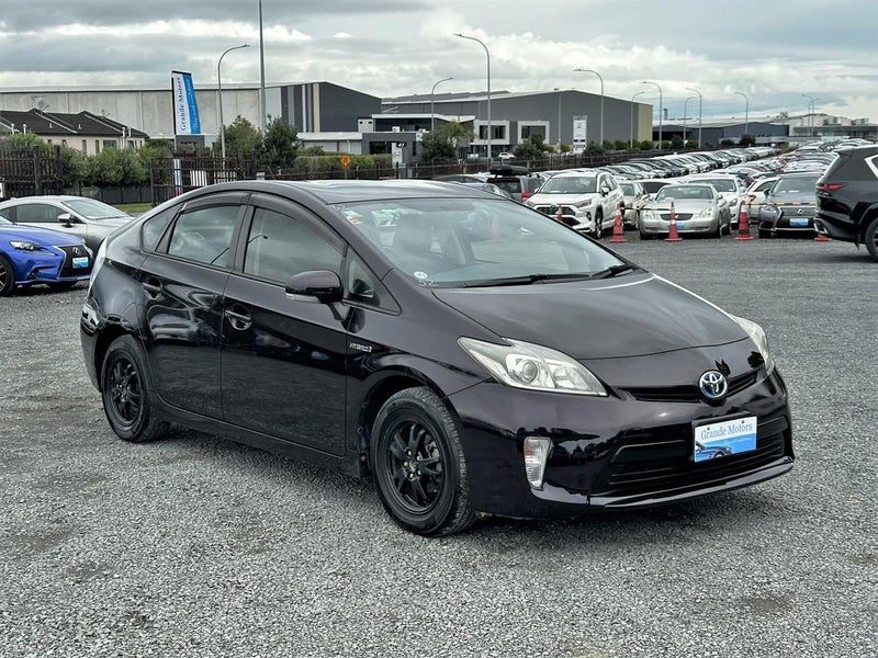 2014 Toyota Prius Rear camera.8 Airbags.