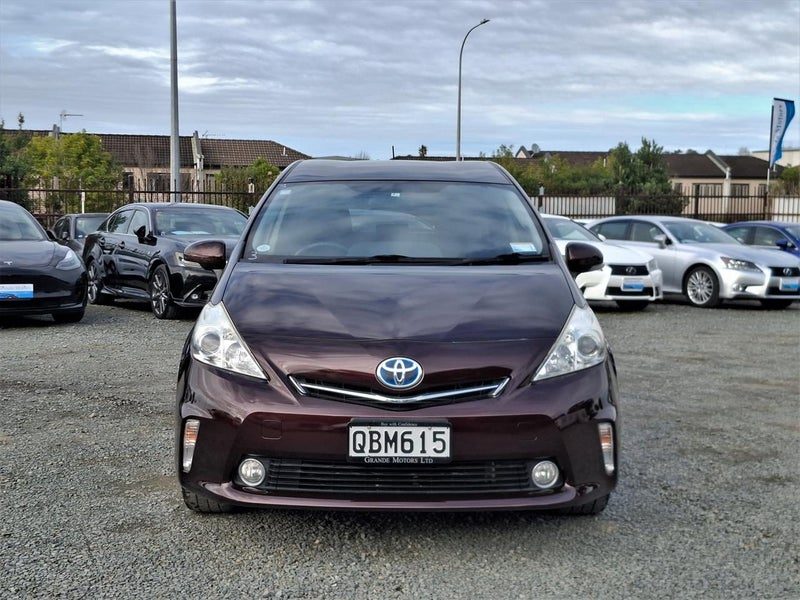 2014 Toyota Prius Alpha, photo 2