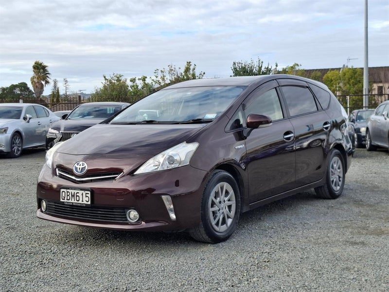 2014 Toyota Prius Alpha, photo 3