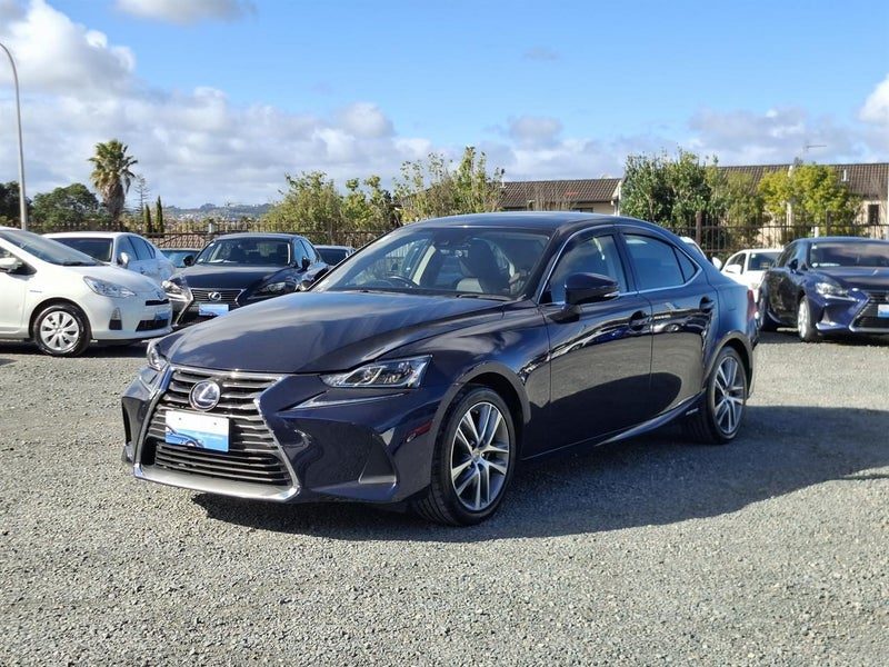 2017 Lexus IS 300h Hybrid, photo 3