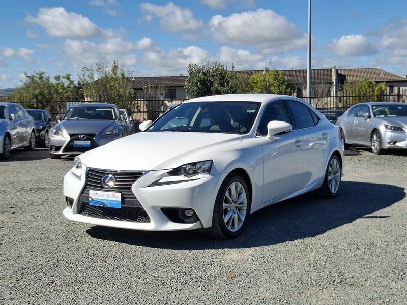 2015 Lexus IS 300h Hybrid, photo 3