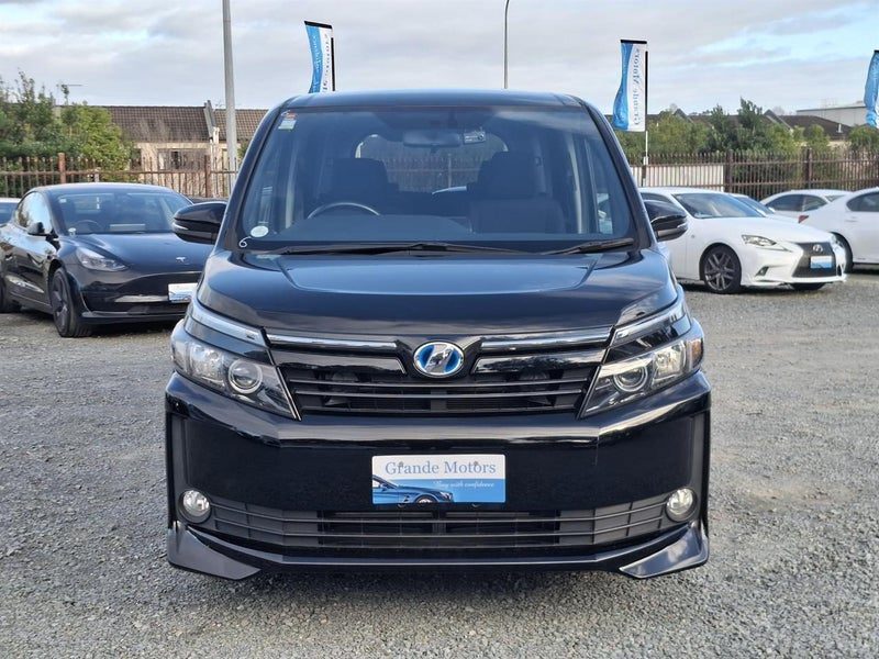 2014 Toyota Voxy 7 Seater, photo 2