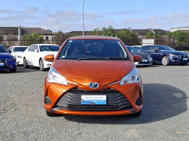 2017 Toyota Vitz Hybrid Push Start, photo 2