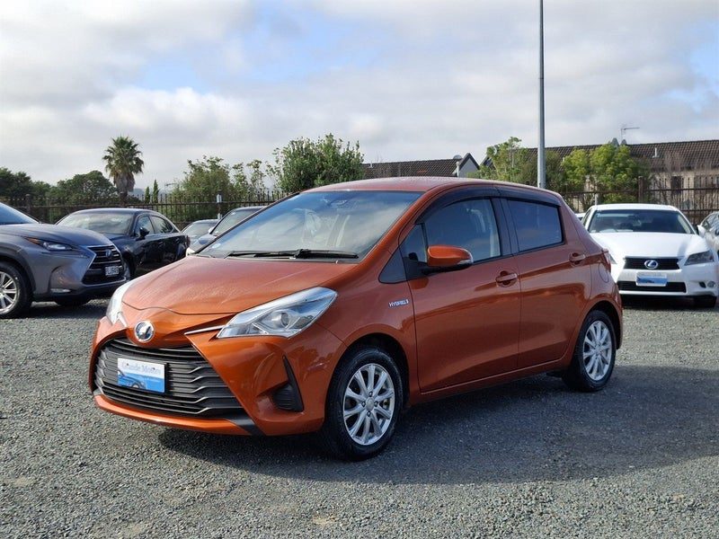 2017 Toyota Vitz Hybrid Push Start, photo 3