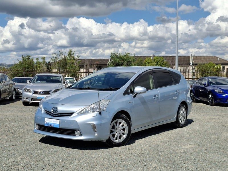 2013 Toyota Prius Alpha, photo 3