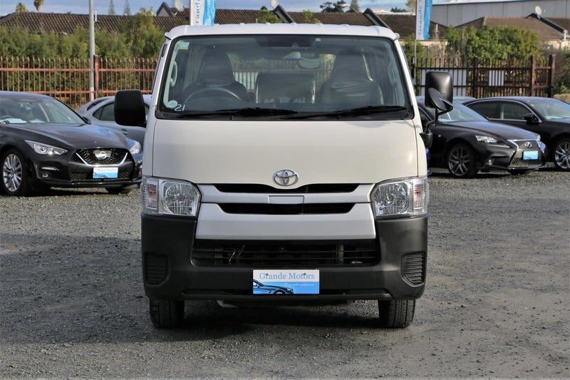 2020 Toyota Hiace DX, photo 2