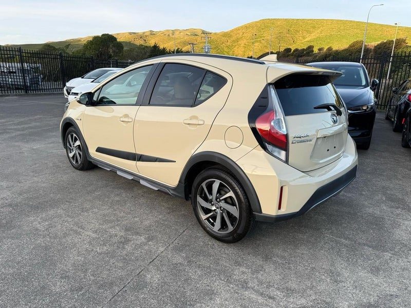 2017 Toyota Aqua Crossover, photo 2