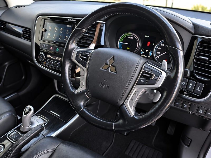 2015 Mitsubishi Outlander PHEV, photo 3