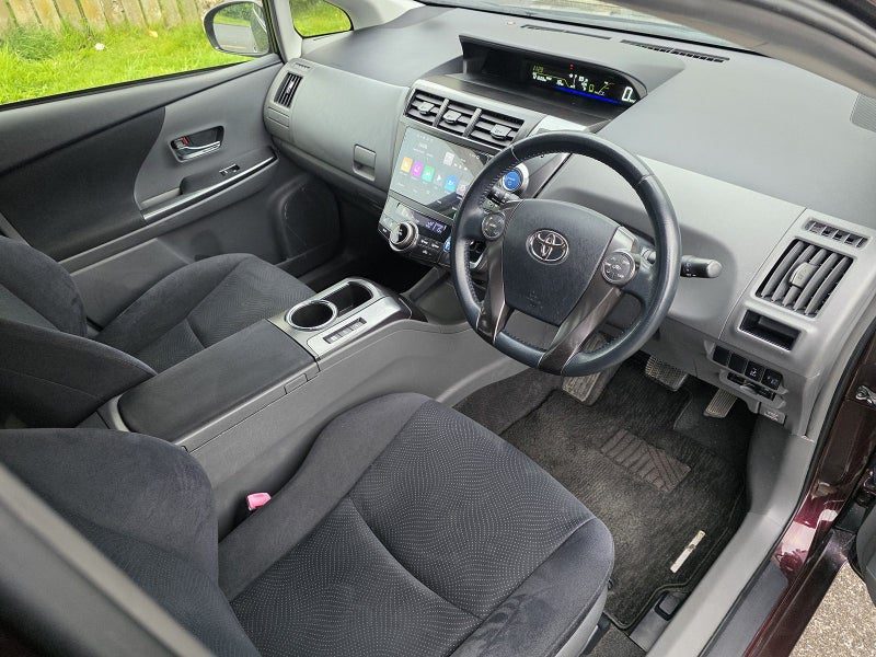 2013 Toyota Prius Alpha, photo 3