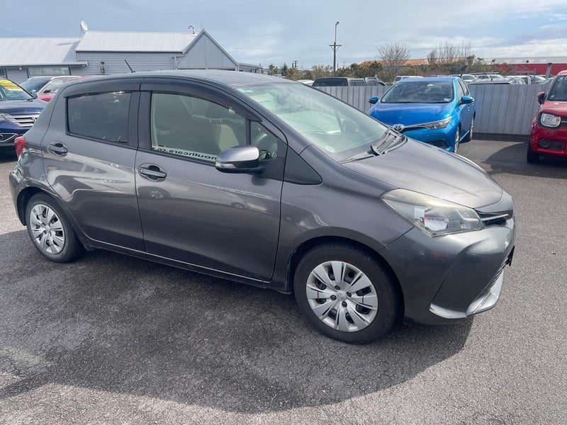 2015 Toyota Vitz, photo 2