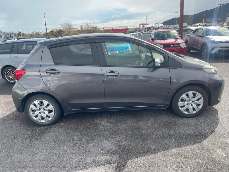 2015 Toyota Vitz, photo 3
