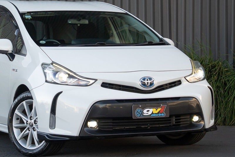 2015 Toyota Prius Alpha, photo 2