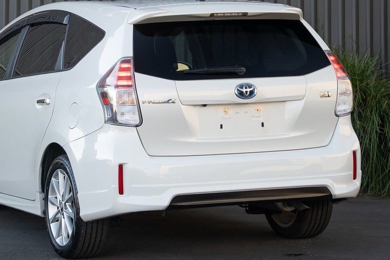 2015 Toyota Prius Alpha, photo 3