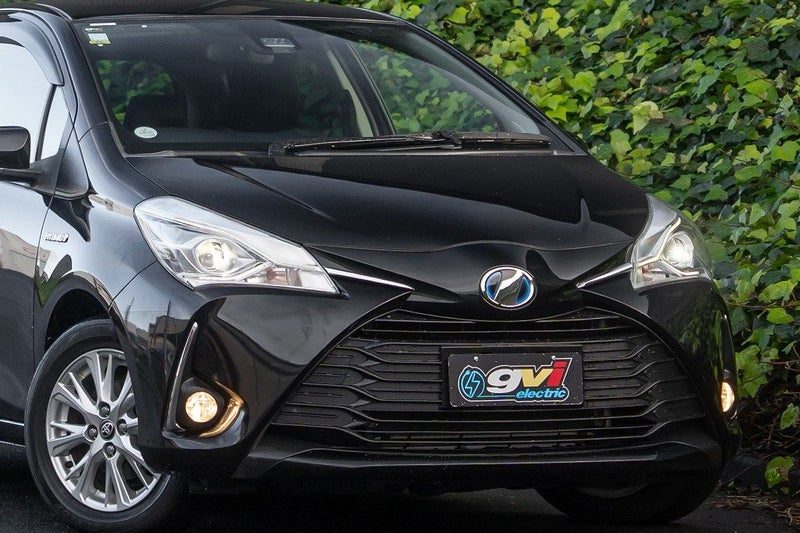 2017 Toyota Vitz Hybrid, photo 2