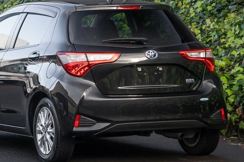 2017 Toyota Vitz Hybrid, photo 3
