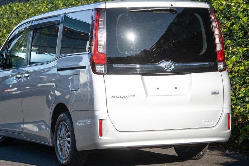 2015 Toyota Noah, photo 3