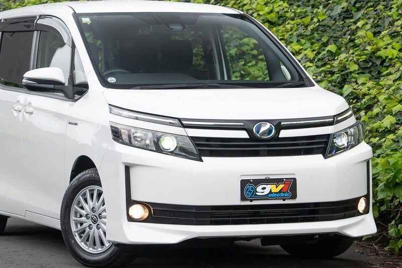 2017 Toyota Voxy V, photo 2