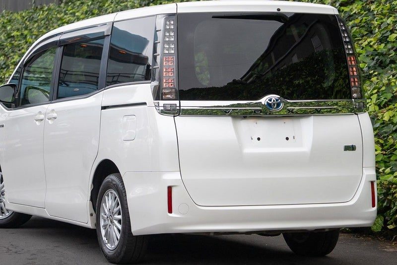 2017 Toyota Voxy V, photo 3