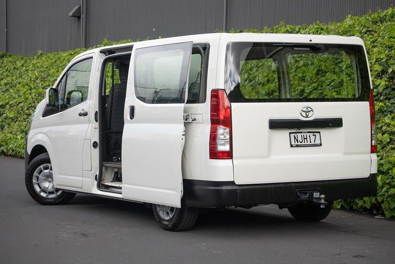 2021 Toyota Hiace ZR, photo 2