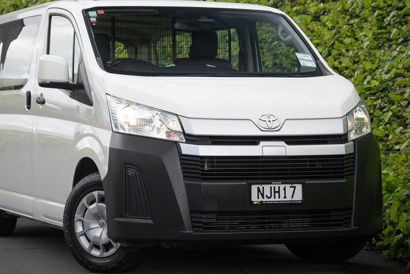 2021 Toyota Hiace ZR, photo 3