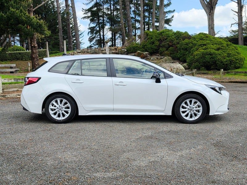 2026 Toyota Corolla GX Hybrid Wagon, photo 2