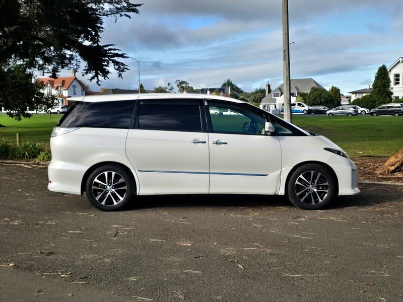2015 Toyota Estima Aeras, photo 2