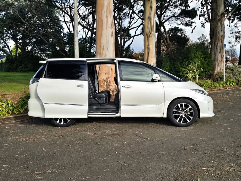 2015 Toyota Estima Aeras, photo 3
