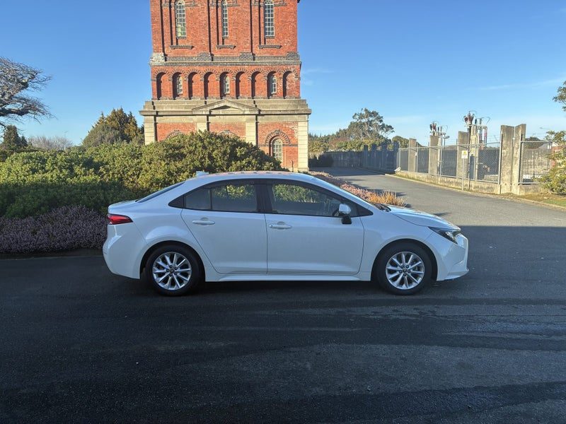 2020 Toyota Corolla Hybrid Sedan, photo 2
