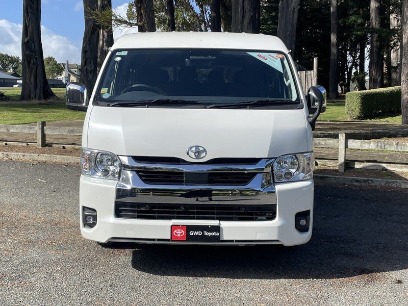 2025 Toyota Hiace GL 10 Seater, photo 2