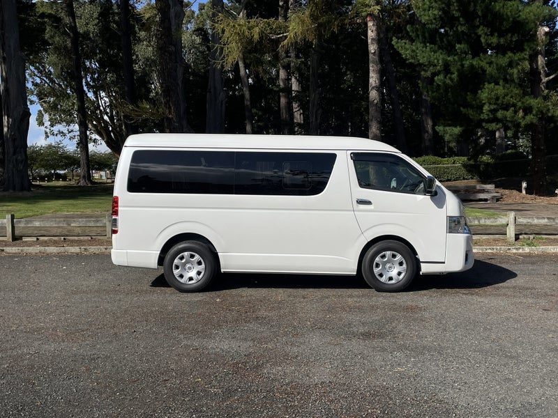 2025 Toyota Hiace GL 10 Seater, photo 3