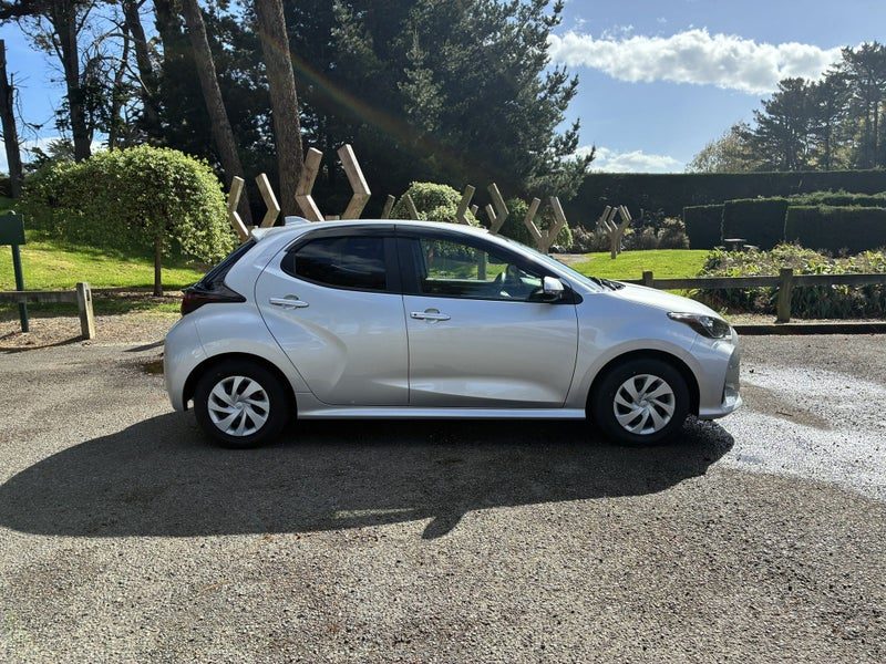 2021 Toyota Yaris X Hybrid, photo 2
