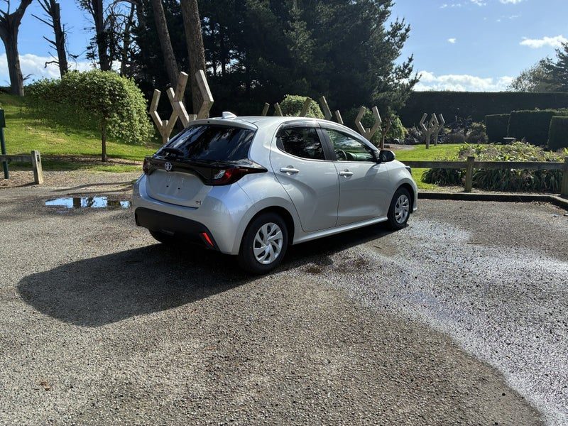 2021 Toyota Yaris X Hybrid, photo 3