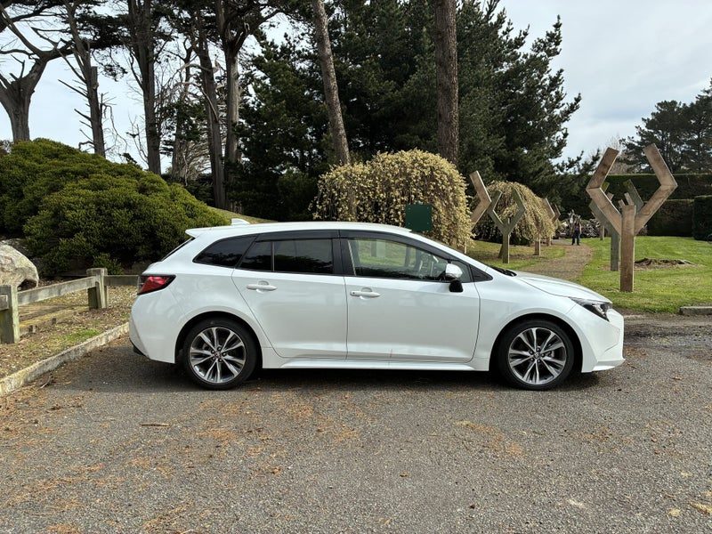 2022 Toyota Corolla Touring Hybrid, photo 2