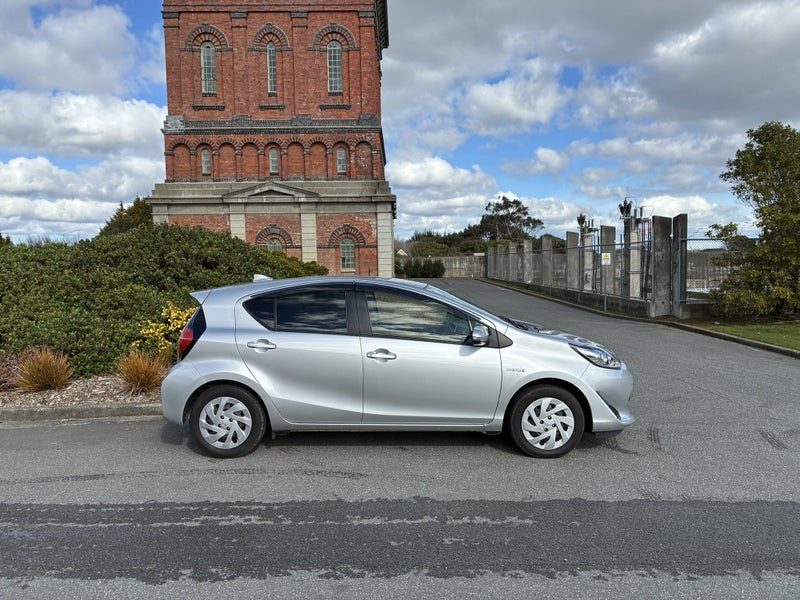 2018 Toyota Aqua S Hybrid, photo 2