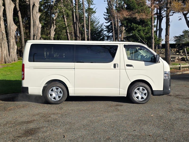 2022 Toyota Hiace DX, photo 2