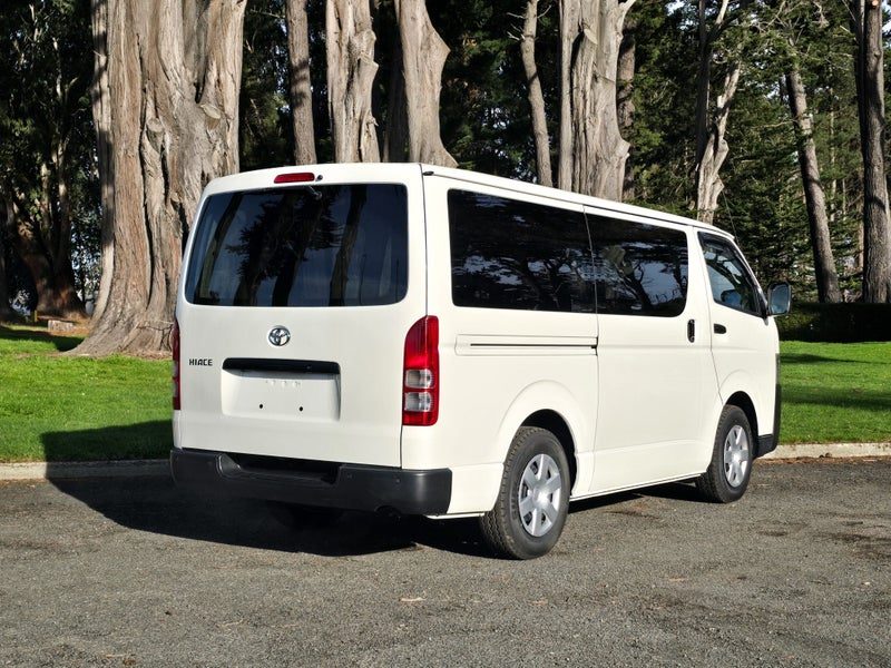2022 Toyota Hiace DX, photo 3