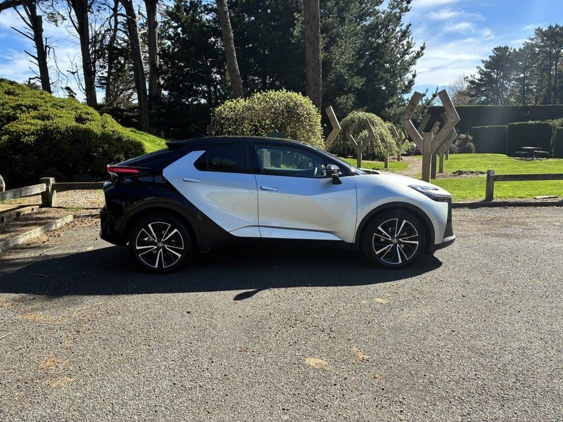 2024 Toyota C-HR Limited Hybrid, photo 2