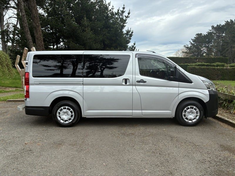 2025 Toyota Hiace ZR, photo 2