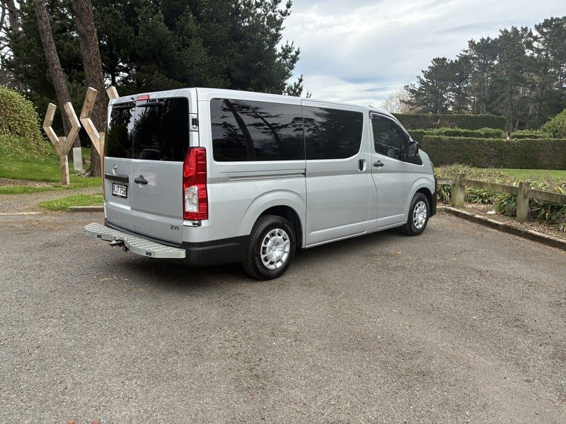 2025 Toyota Hiace ZR, photo 3