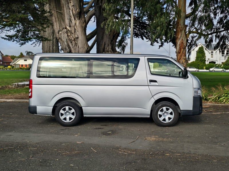 2021 Toyota Hiace DX 4X4, photo 2