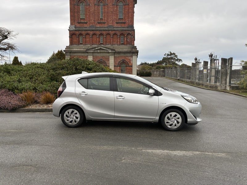 2019 Toyota Aqua S Hybrid, photo 2