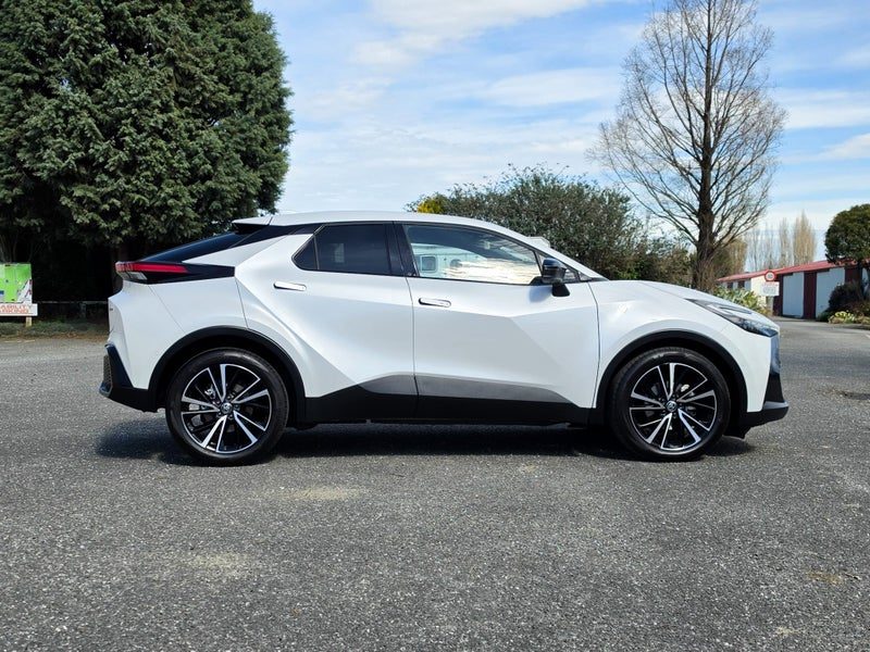 2026 Toyota C-HR Limited Hybrid, photo 2