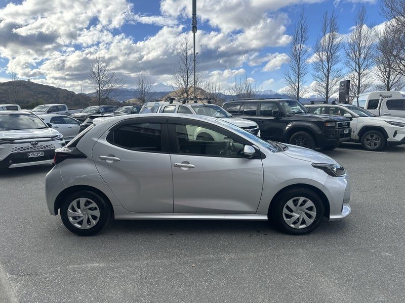 2021 Toyota Yaris X Hybrid, photo 2