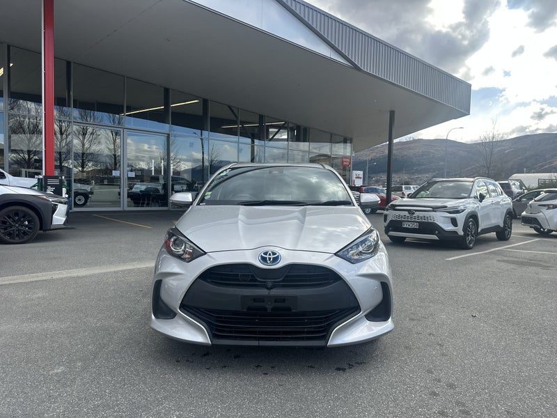 2021 Toyota Yaris X Hybrid, photo 3