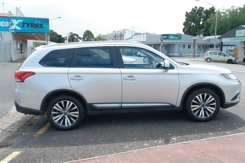 2022 Mitsubishi Outlander LS, photo 3